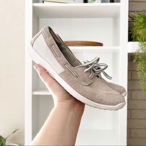 Clarks Tan White Round Toe Slip On Leather Driving Moccasins